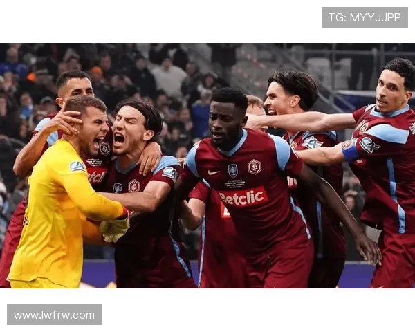 柏林联俱乐部主场再现奇迹击败劲旅全队展现顽强斗志与团队精神 柏林联俱乐部主场再现奇迹击败劲旅全队展现顽强斗志与团队精神