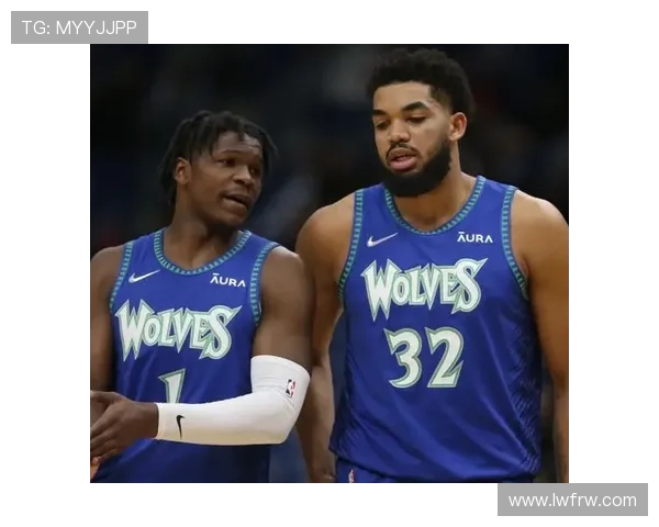 狼队新赛季备战启动 拉塞尔与爱德华兹携手挑战季后赛目标 狼队新赛季备战启动 拉塞尔与爱德华兹携手挑战季后赛目标