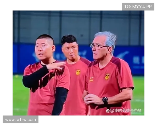 中国足球队迎战日本,备战亚洲杯首场硬仗,球迷热议阵容变化与战术调整 中国足球队迎战日本,备战亚洲杯首场硬仗,球迷热议阵容变化与战术调整