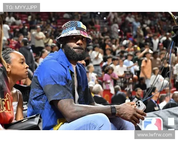 NBA最新动态:詹姆斯复出领衔湖人迎战勇士 状元签潜力股曝光引关注 NBA最新动态:詹姆斯复出领衔湖人迎战勇士 状元签潜力股曝光引关注