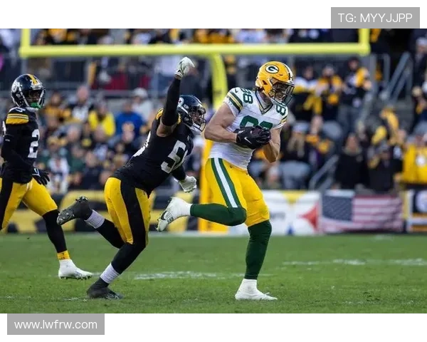 橄榄球明星约翰逊受伤退出比赛,球队将面临巨大挑战 橄榄球明星约翰逊受伤退出比赛,球队将面临巨大挑战