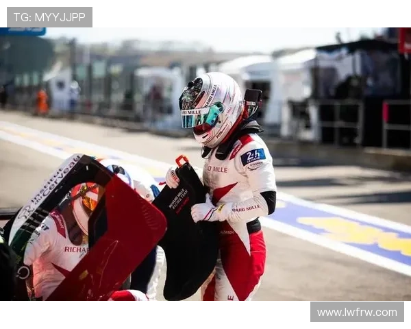 2025赛季F1车队阵容变动加剧 车手转会引发激烈讨论 2025赛季F1车队阵容变动加剧 车手转会引发激烈讨论