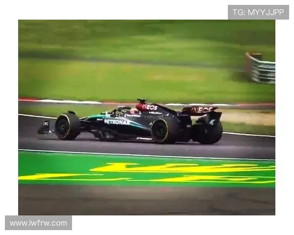 F1赛季激烈竞争再度升温 红牛队与梅赛德斯团队角逐冠军荣誉 F1赛季激烈竞争再度升温 红牛队与梅赛德斯团队角逐冠军荣誉